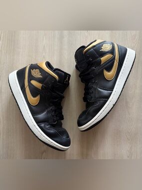 Nike Air Jordan 1 Shoes Mid Black Metallic Gold DQ8426-071 Sz 9.5